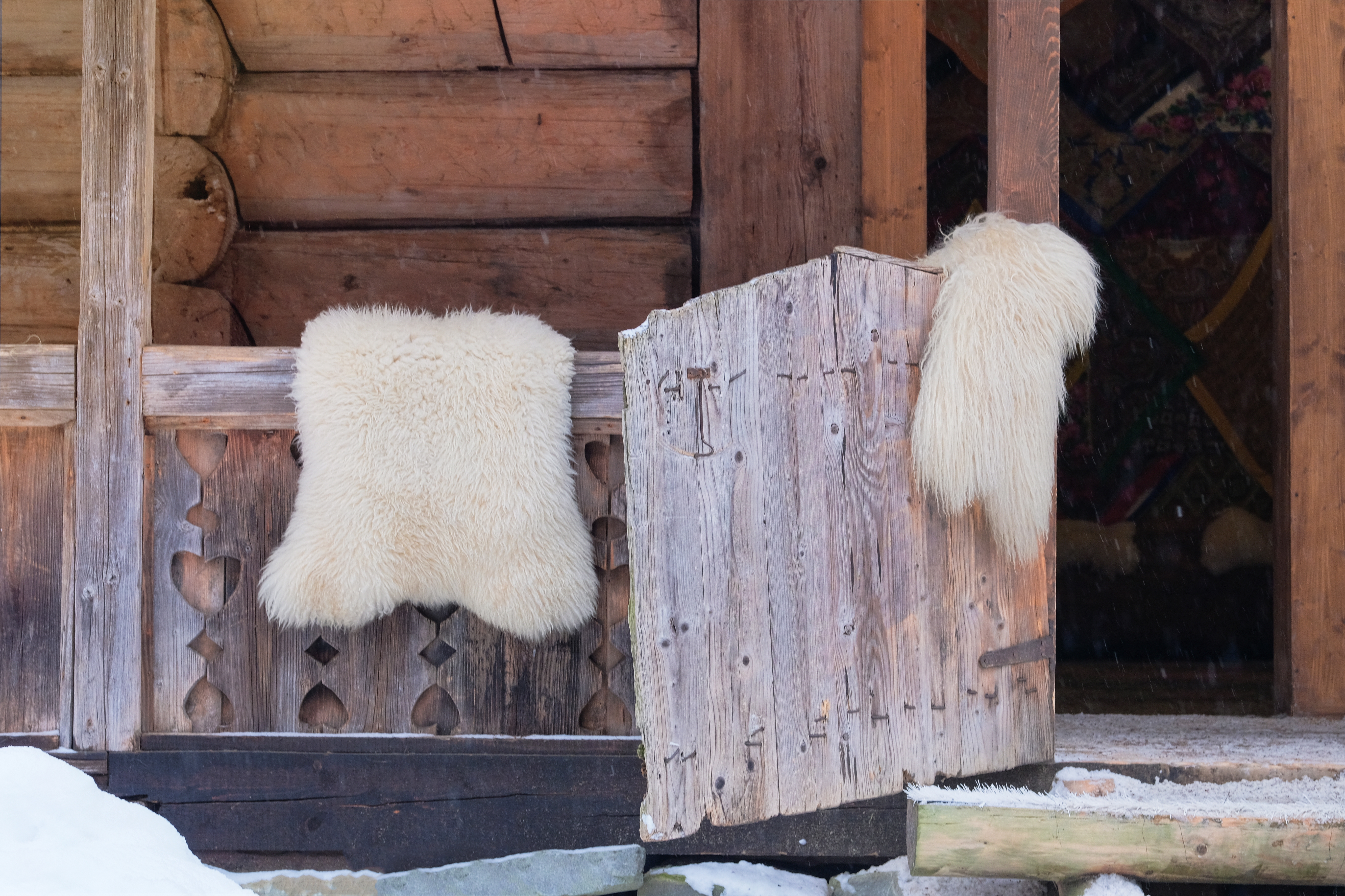 Air-dry your faux fur rug. | Source: Shutterstock