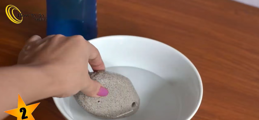 Soak your pumice stone in a white vinegar or soap mixture | Source: YouTube/How to do Anything