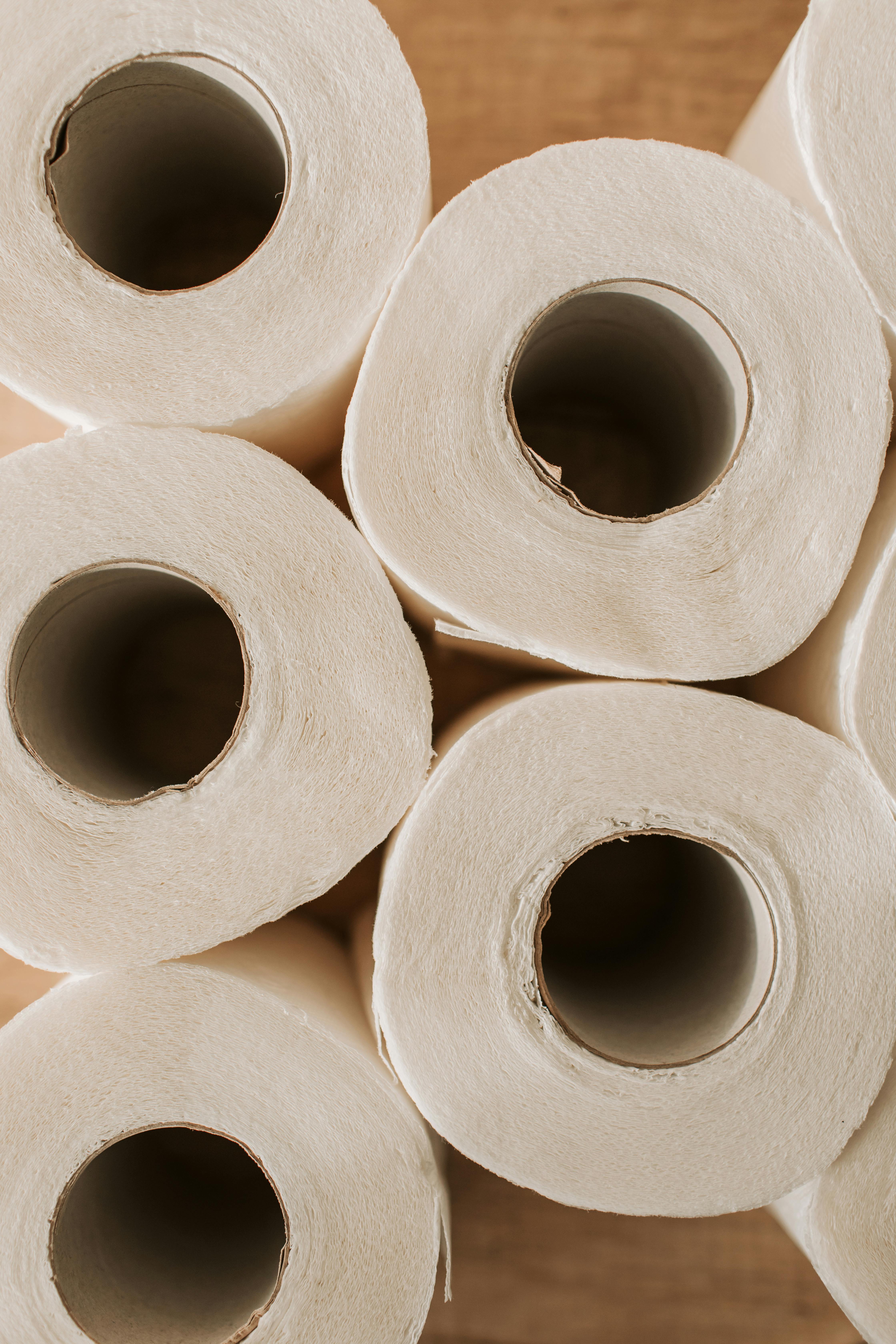 Use paper towels to remove as much litter as possible and let it dry naturally. | Source: Pexels