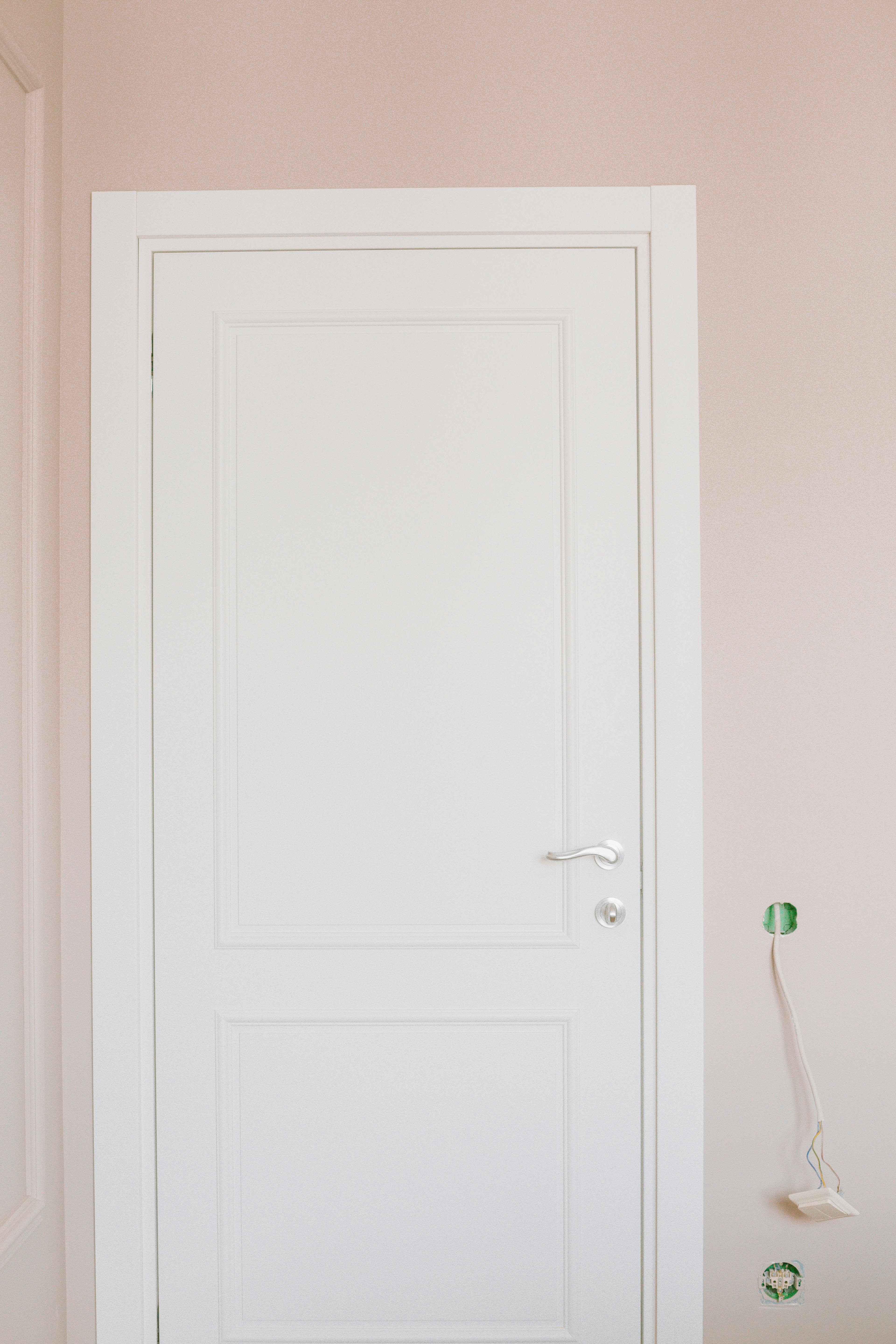 A white door | Source: Pexels