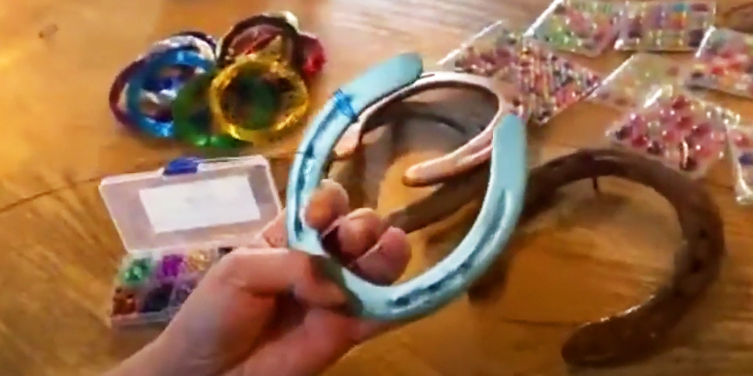 A decorated horseshoe | Source: YouTube/@shorelineequestriancenter6915
