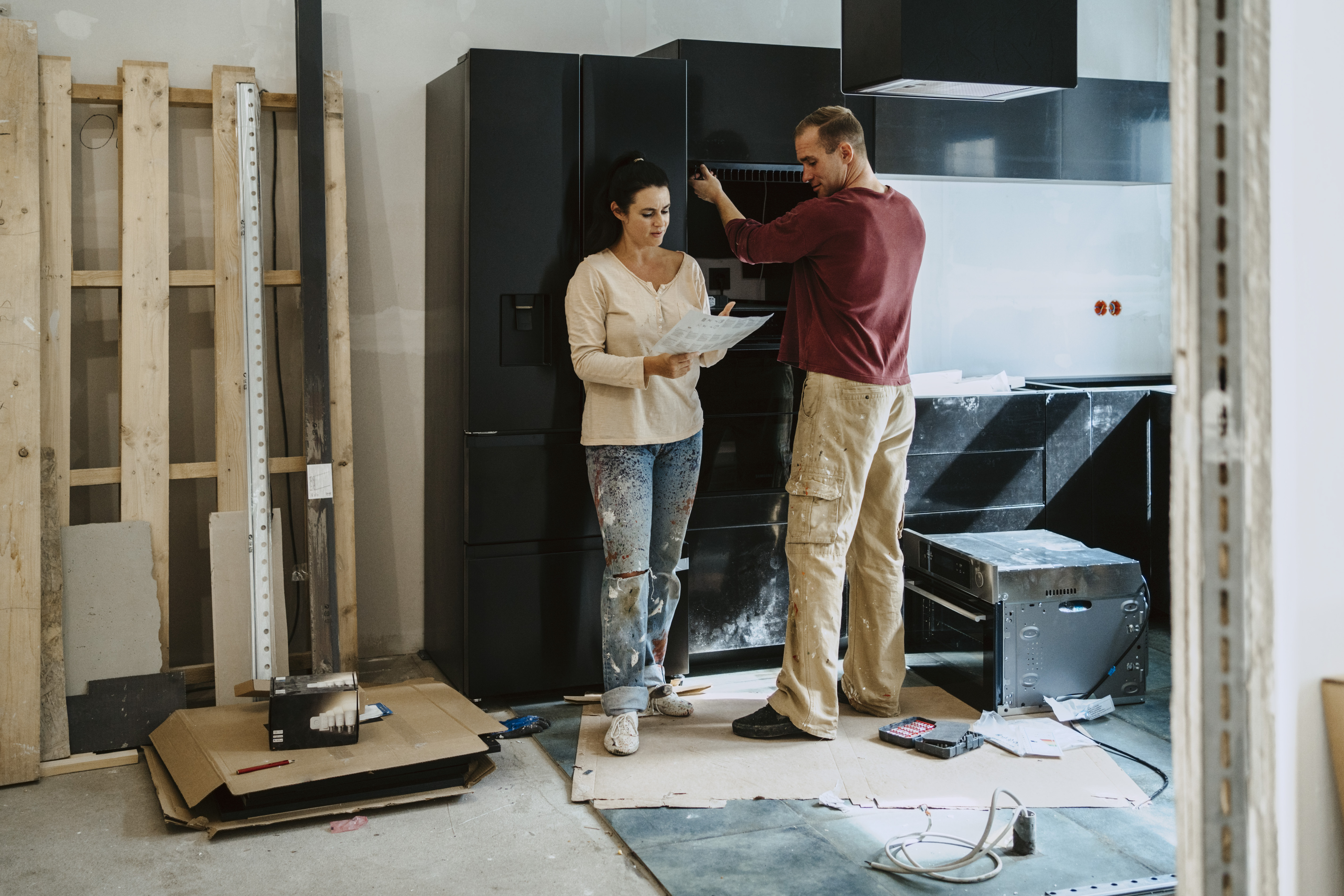 A couple remodeling their kitchen | Source: Getty Images