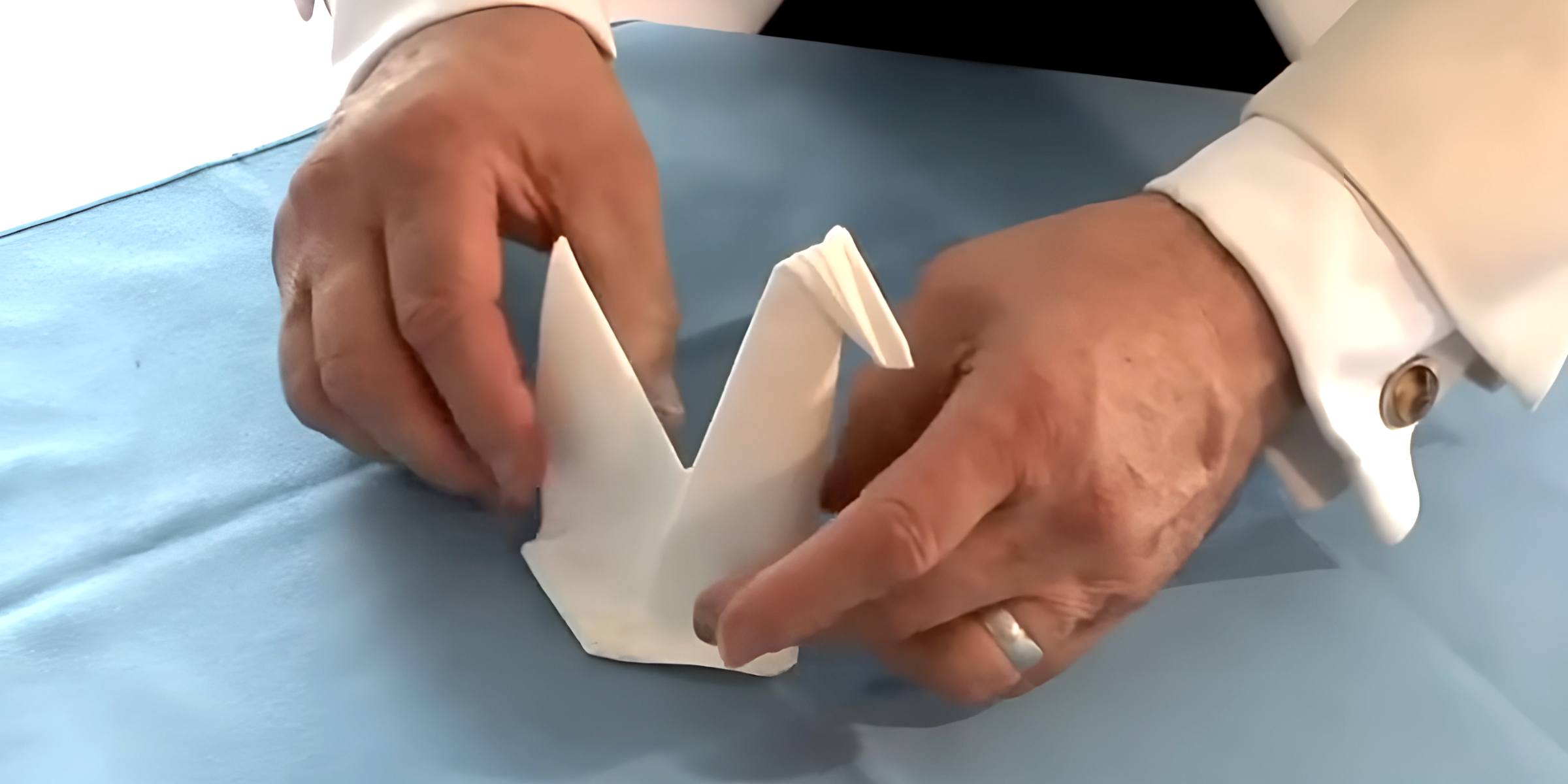 A napkin shaped like a swan | Source: YouTube/@ScribbleTV