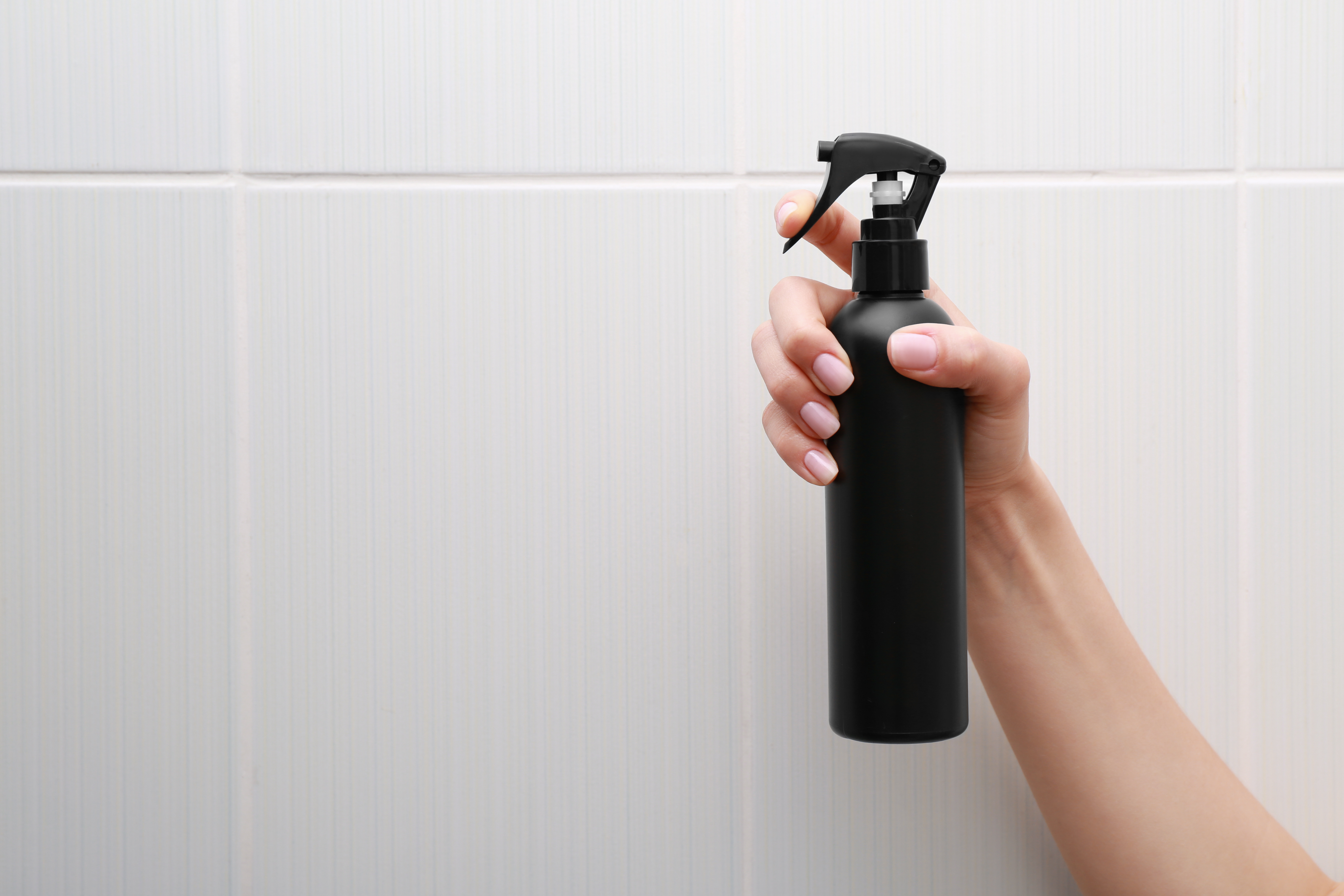 Spray your matte porcelain tiles with a vinegar and water solution for deep cleaning | Source: Shutterstock