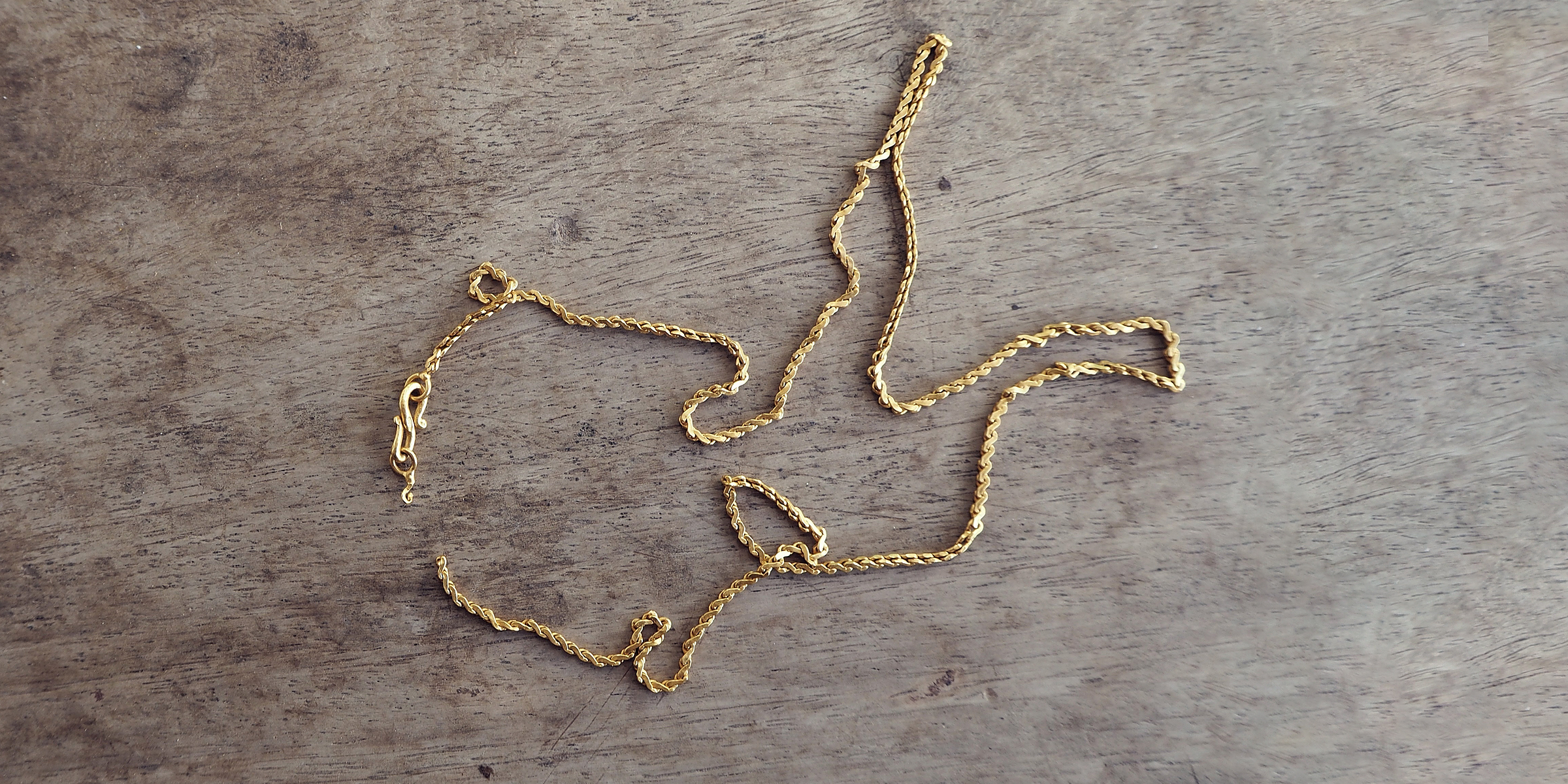 A broken necklace chain | Source: Shutterstock