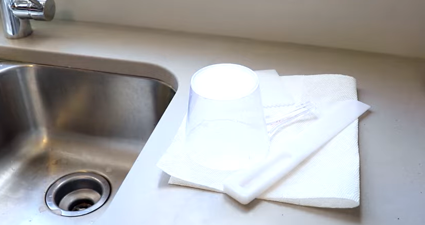 Tip your cup upside down on a paper towel after washing, and leave it to dry. | Source: YouTube/ArtResin