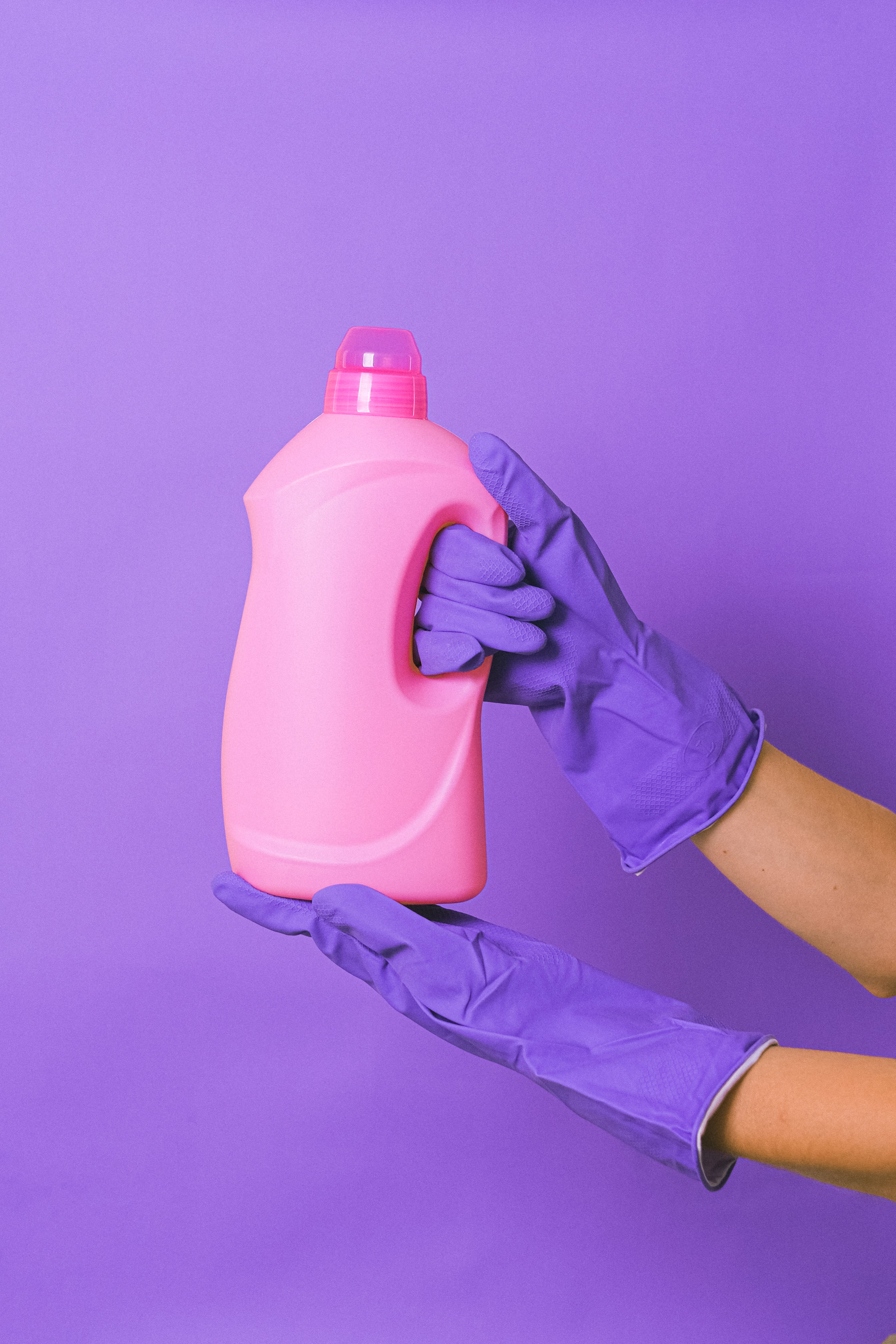 Mix laundry detergent and baking soda to make a paste and apply it to stains before wiping it away. | Source: Pexels | Source: Pexels
