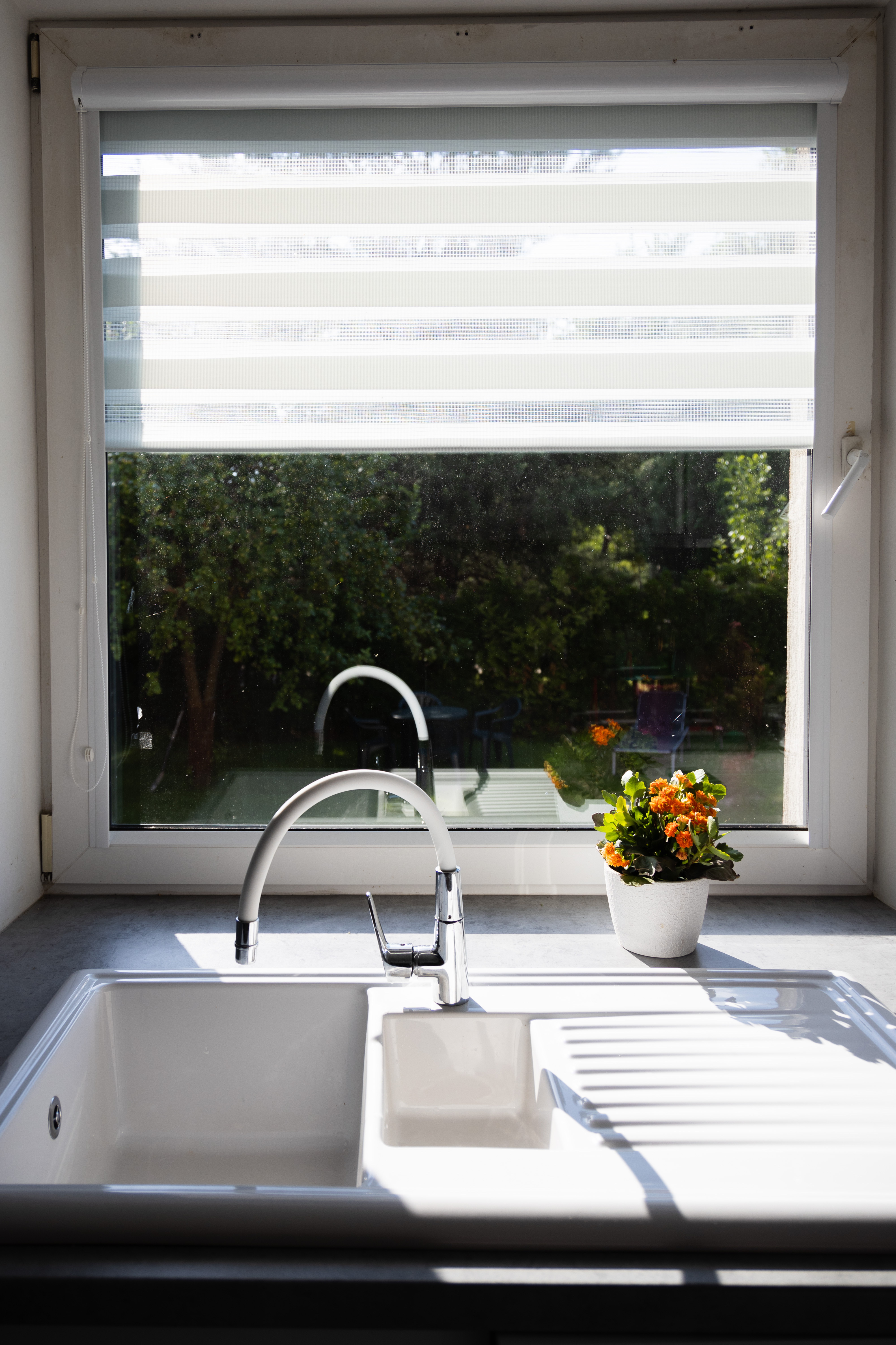 A kitchen sink under a window | Source: Getty Images