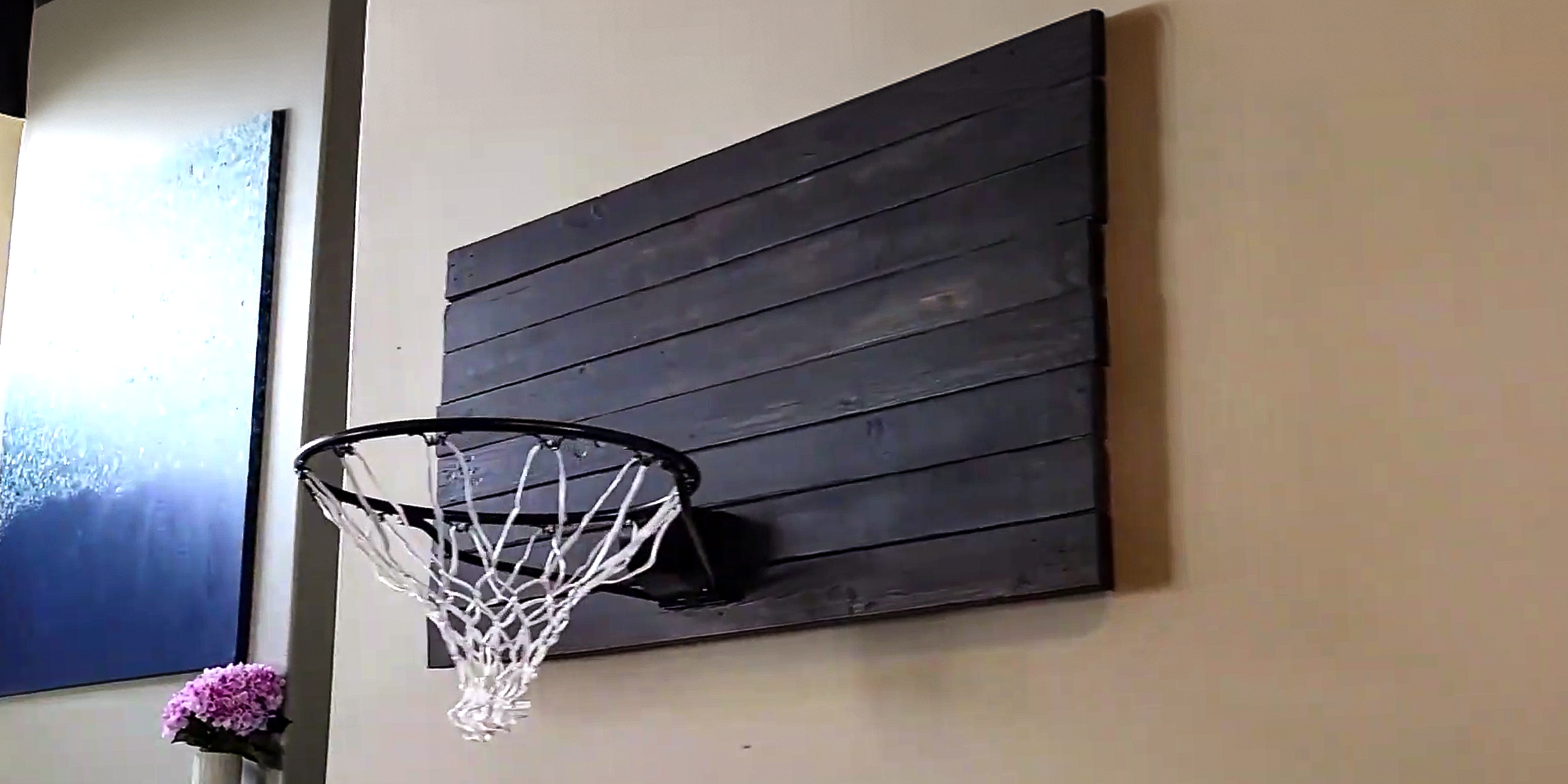 A DIY basketball backboard | Source: YouTube.com/ForeMoney