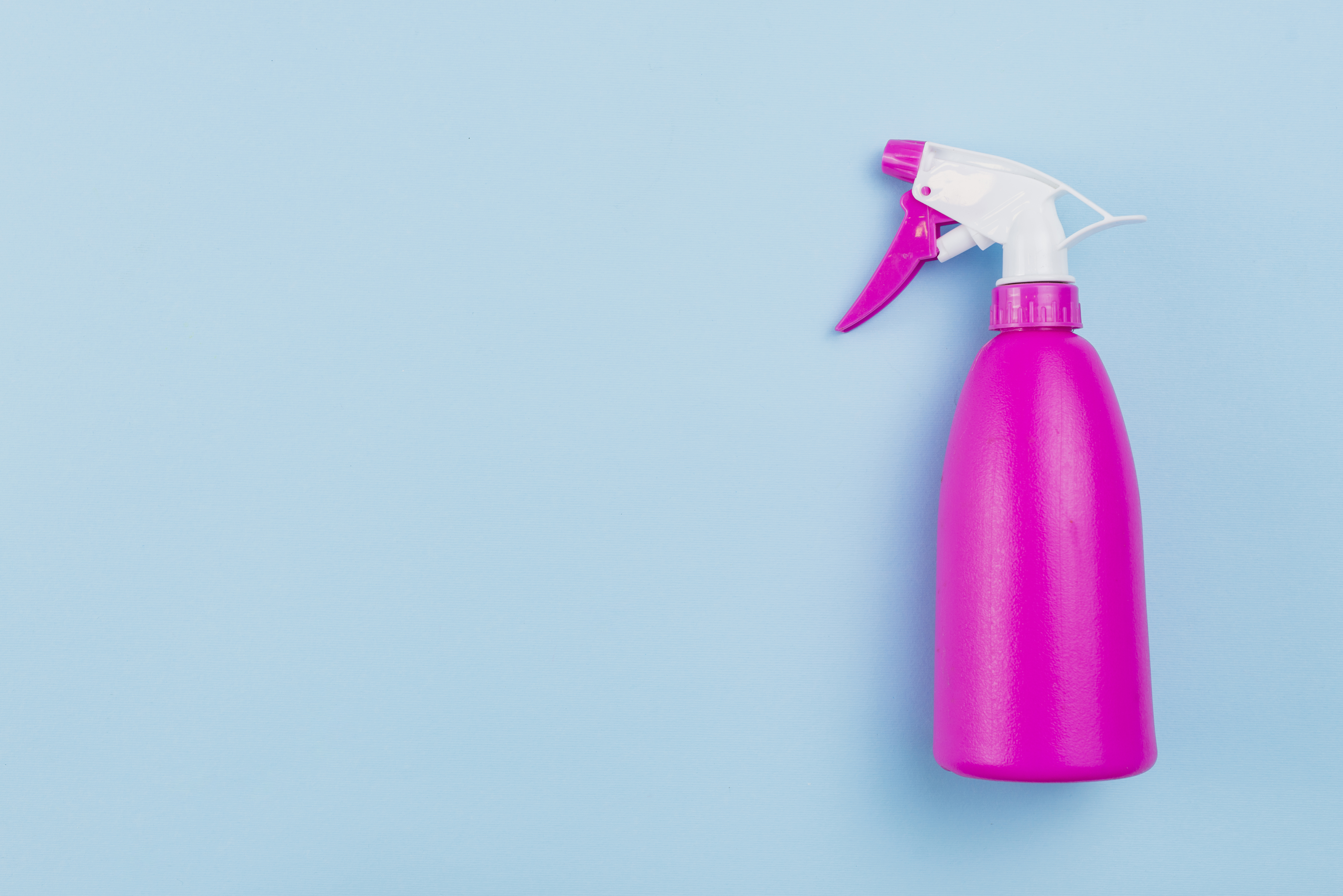 A pink spray bottle | Source: Freepik
