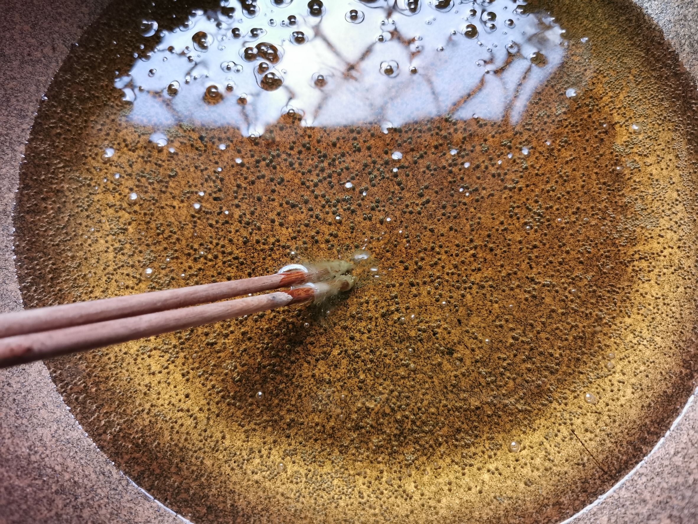 Chopsticks in cooking oil | Source: Shutterstock