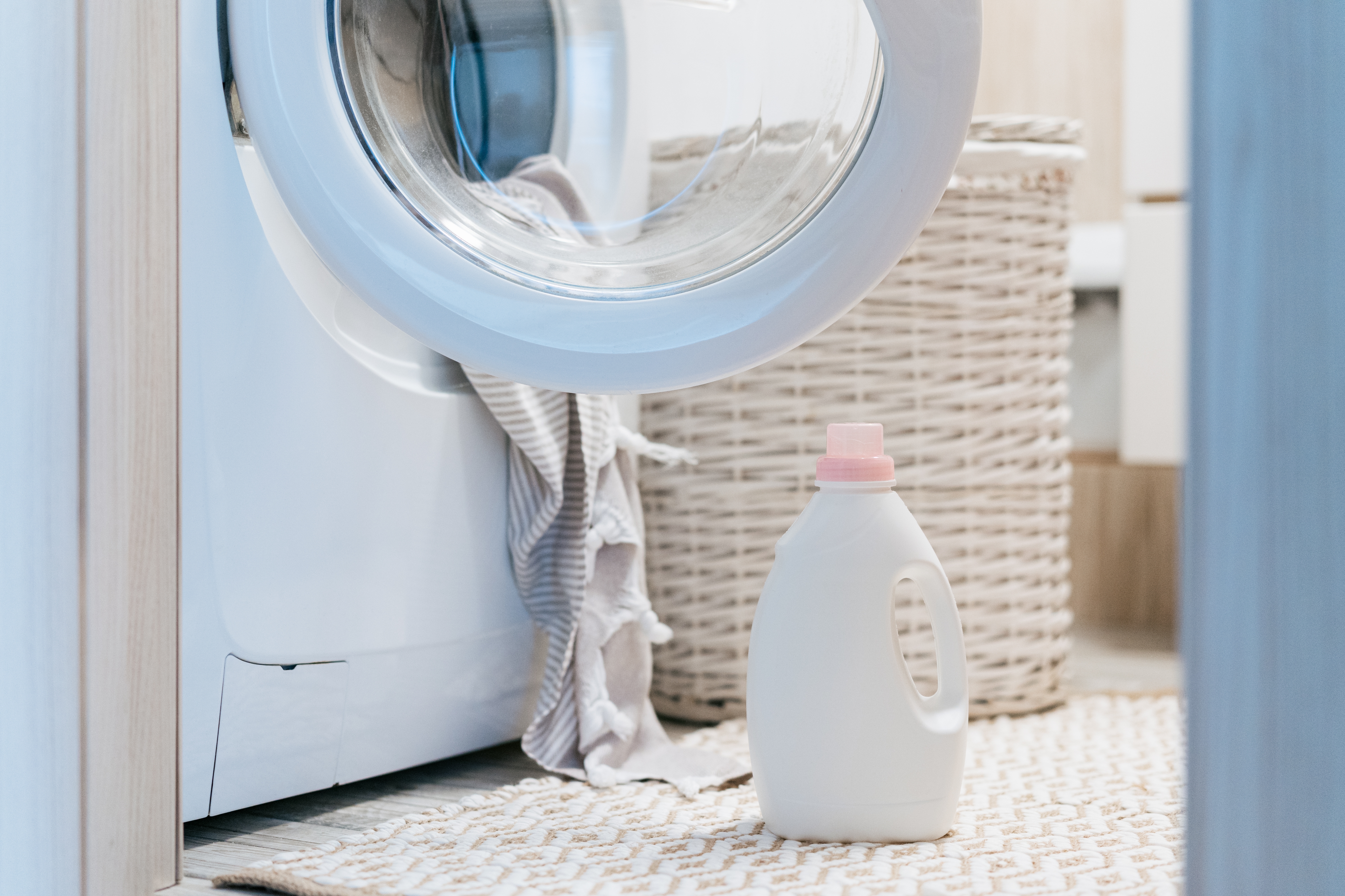 Using harsh chemicals may pose a risk to the fibers and colors of your Mexican blanket, so it is advisable to opt for a gentle detergent. | Source: Shutterstock