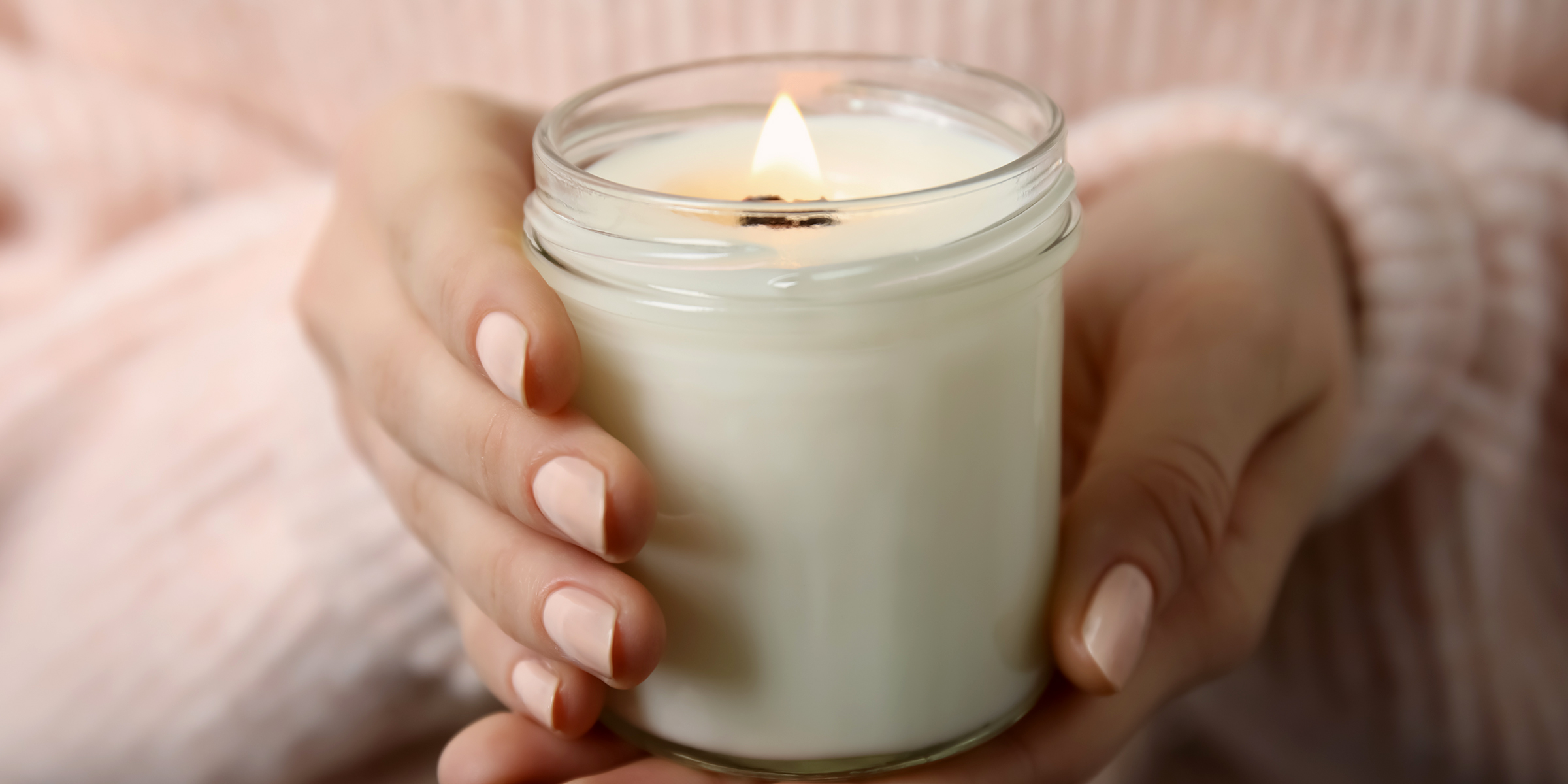 A scented candle | Source: Shutterstock