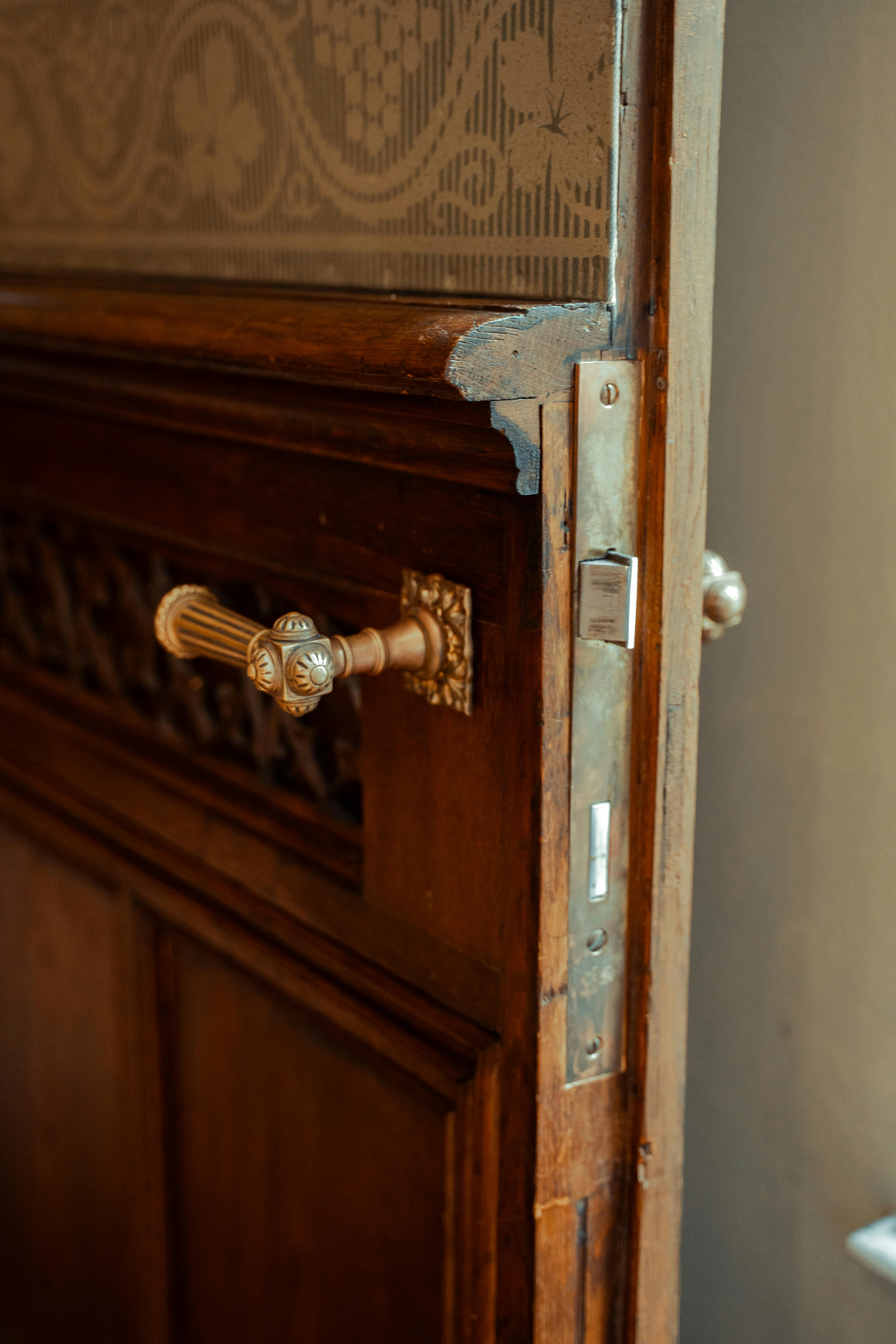 A brass door handle | Source: Pexels