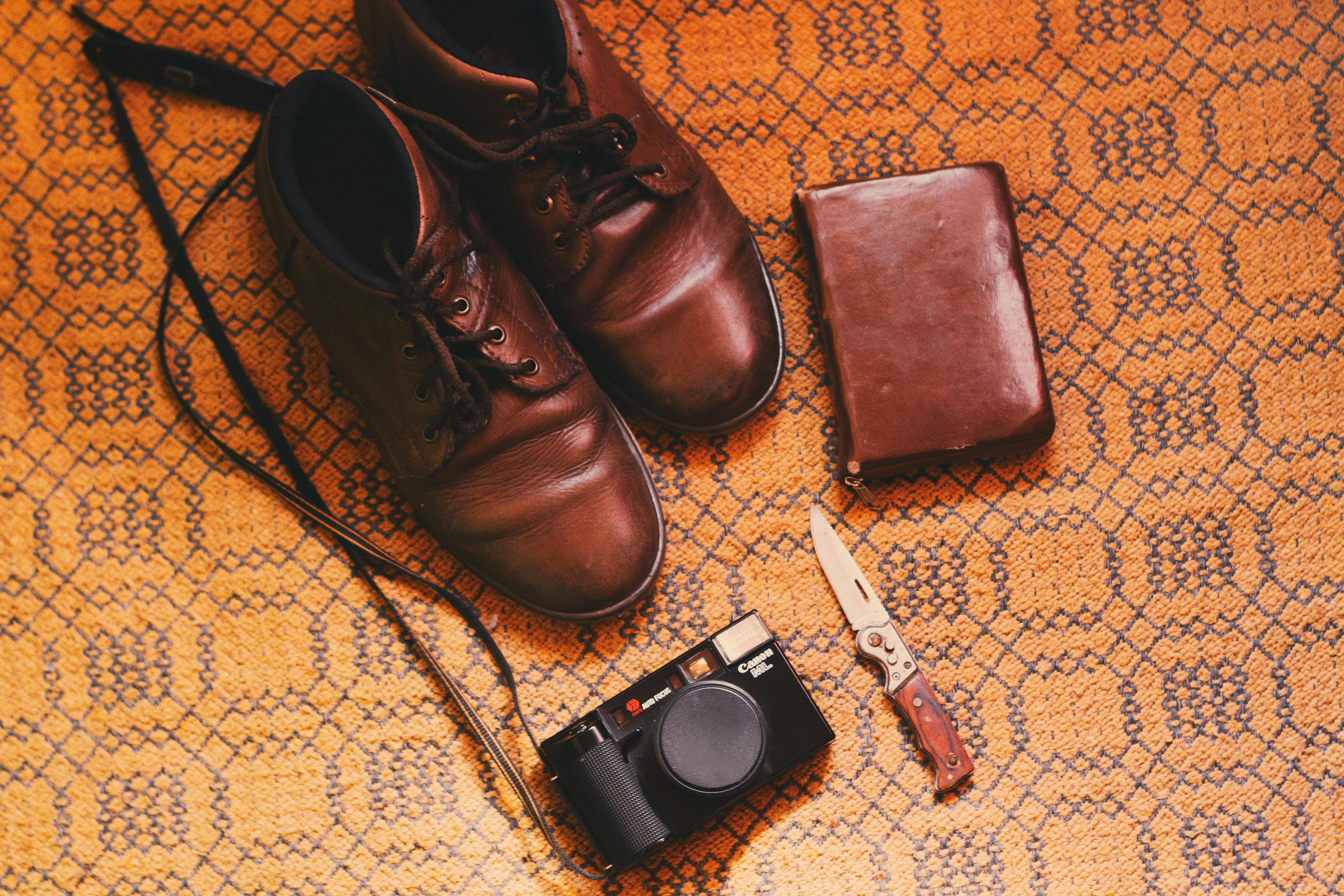 A pair of brown leather shoes | Source: Pexels