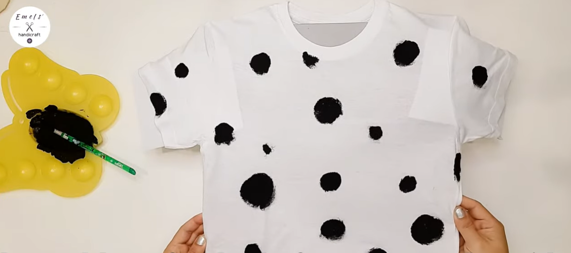 A shirt with dalamatian spots. | Source: YouTube.com/emelshandicraft