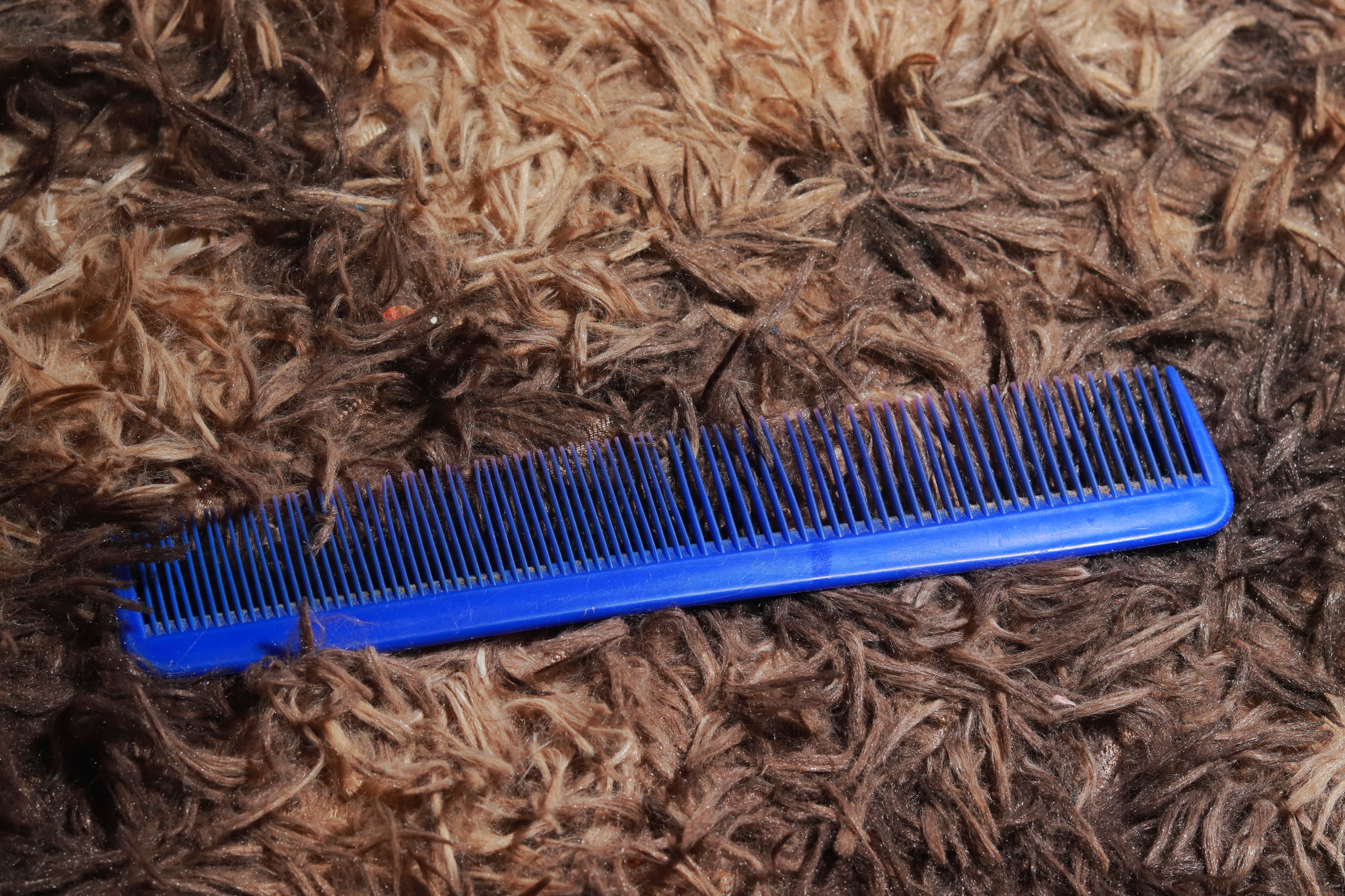 A comb placed over a faux fur rug | Source: Getty Images