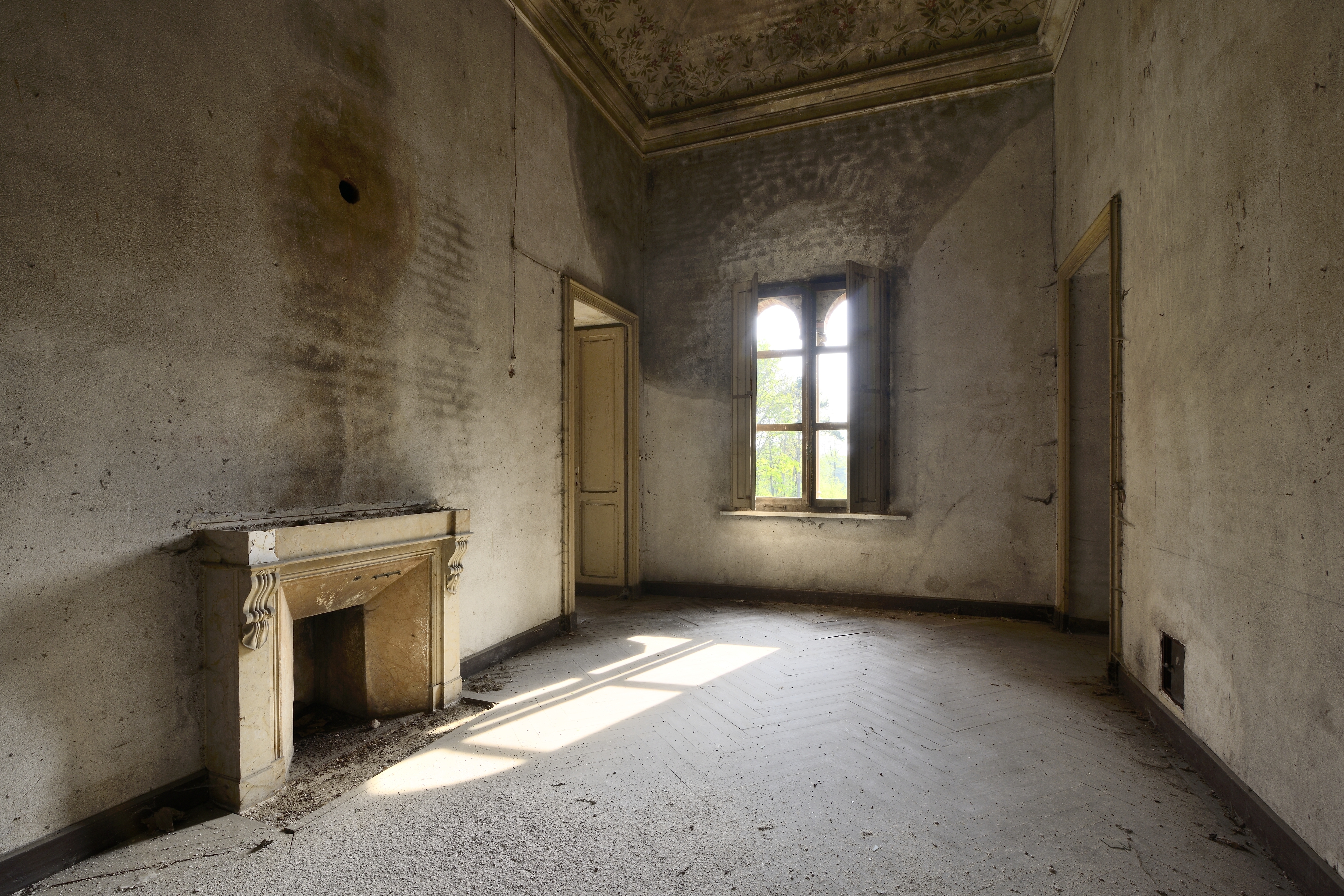 An old abandonded room with a fireplace | Source: Shutterstock