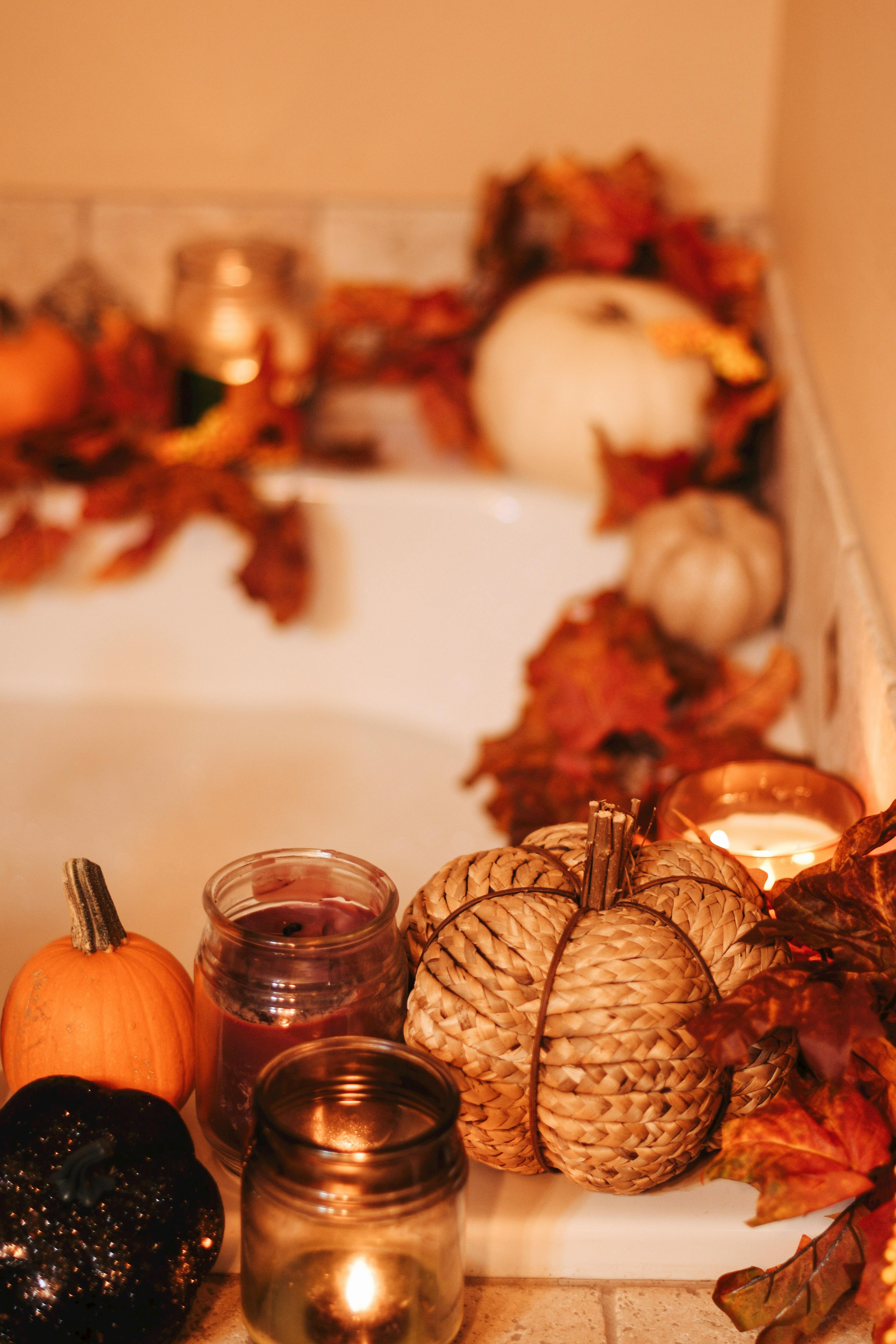A bathroom decorated with leaves and candles | Source: Pexels