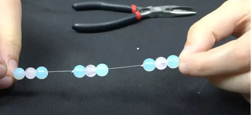 If you choose to fill the length of the string with floating beads, it will look something like this across the whole string. | Source: YouTube/Jacobs Trading Ye Olde Rock Shop