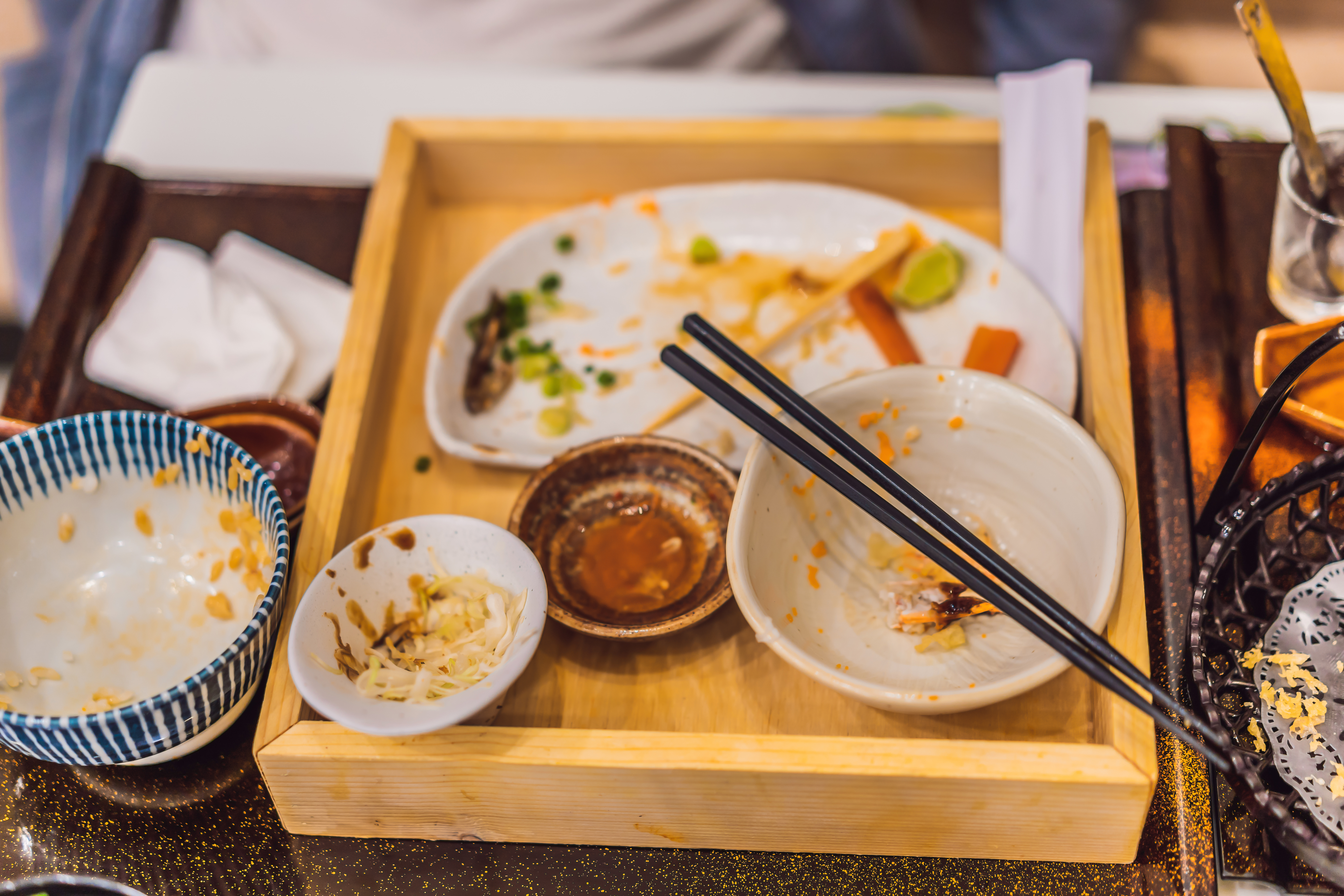 Unwashed dishes and chopsticks | Source: Shutterstock
