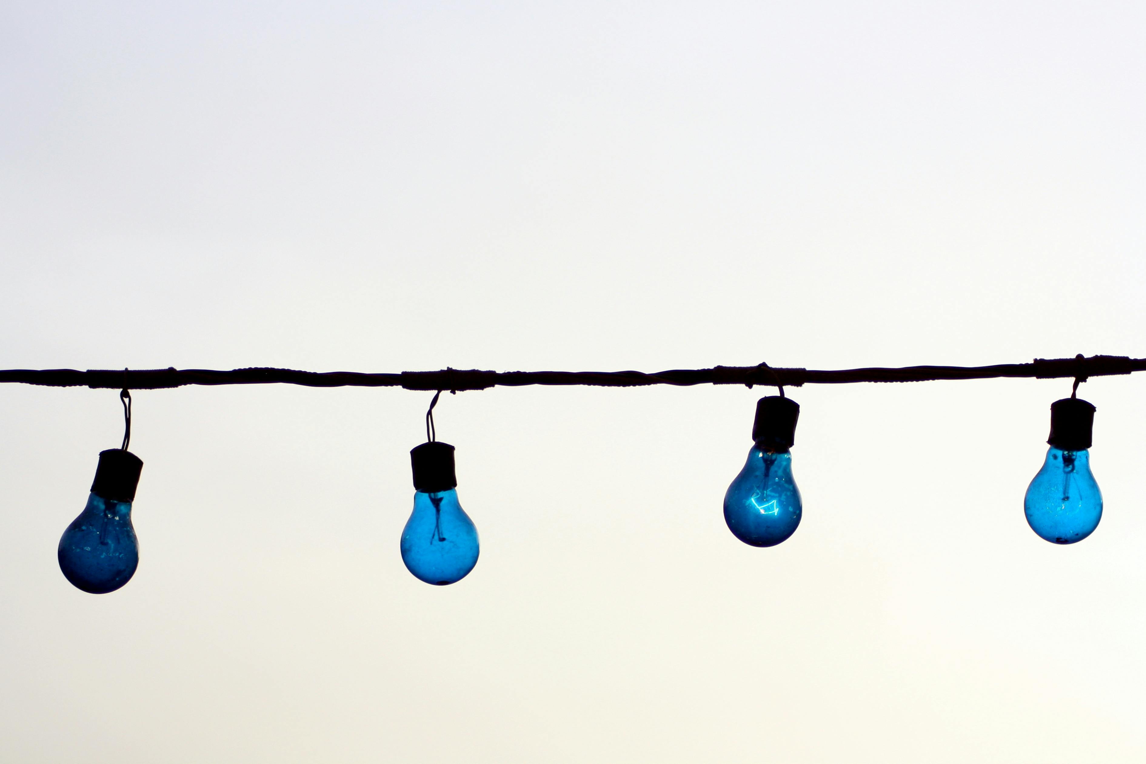 A string of blue light bulbs | Source: Pexels