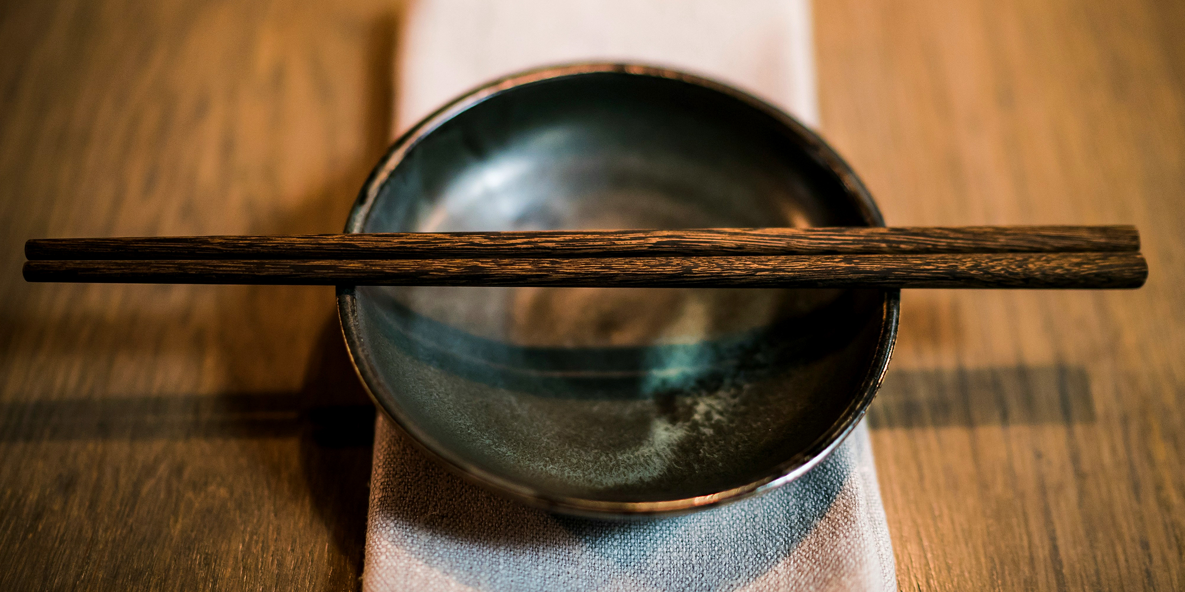 Wooden chopsticks | Source: unsplash.com/@juanencalada