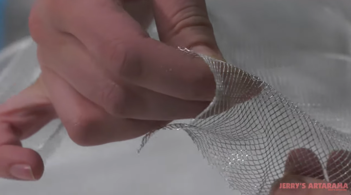 Use chicken wire mesh to support your art display panels. | Source: YouTube/JerrysartaramaArtSupply