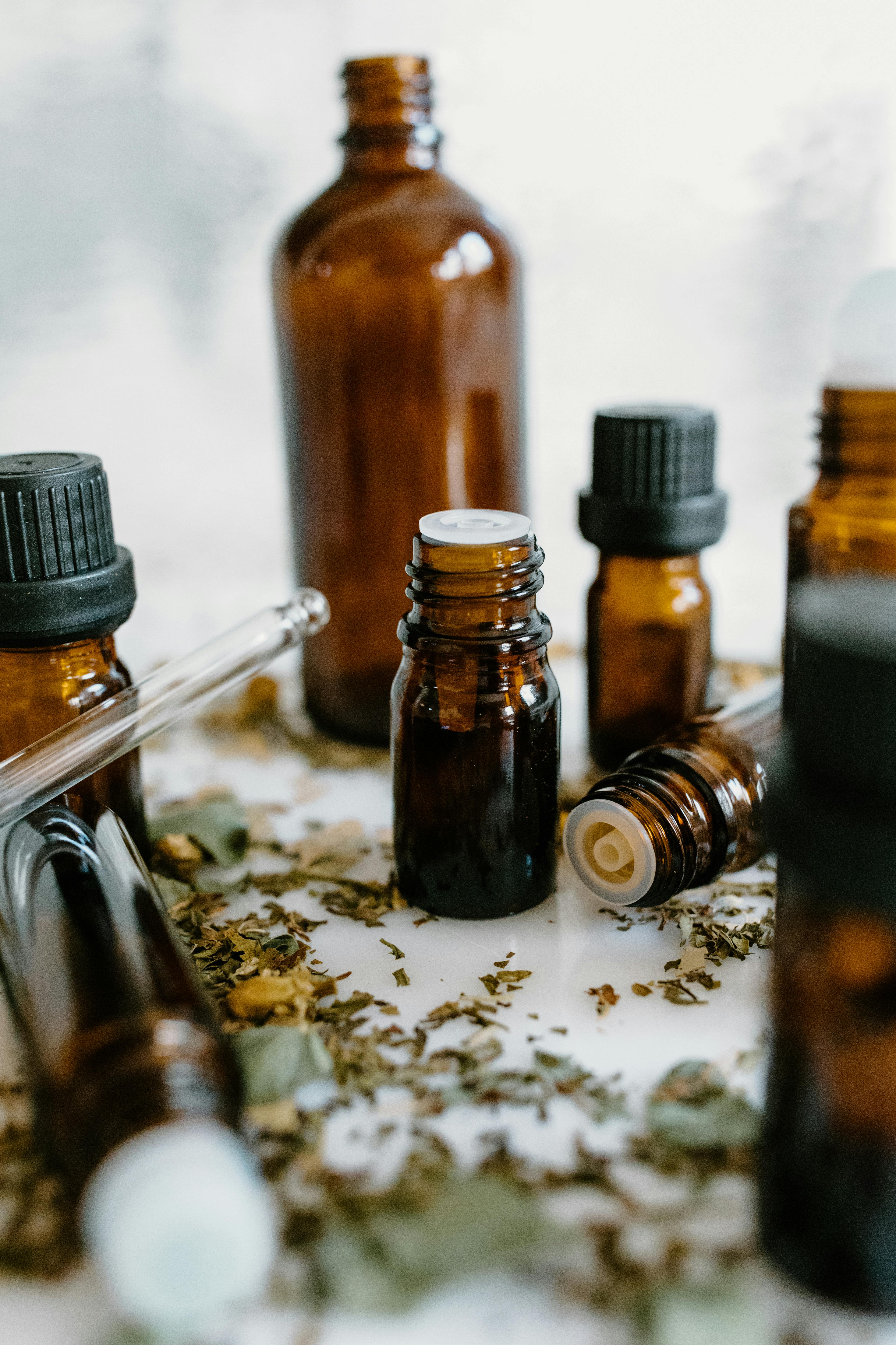 Mix essential oil into your vinegar spray, baking soda, or water blend, then spray it on your mattress. | Source: Pexels