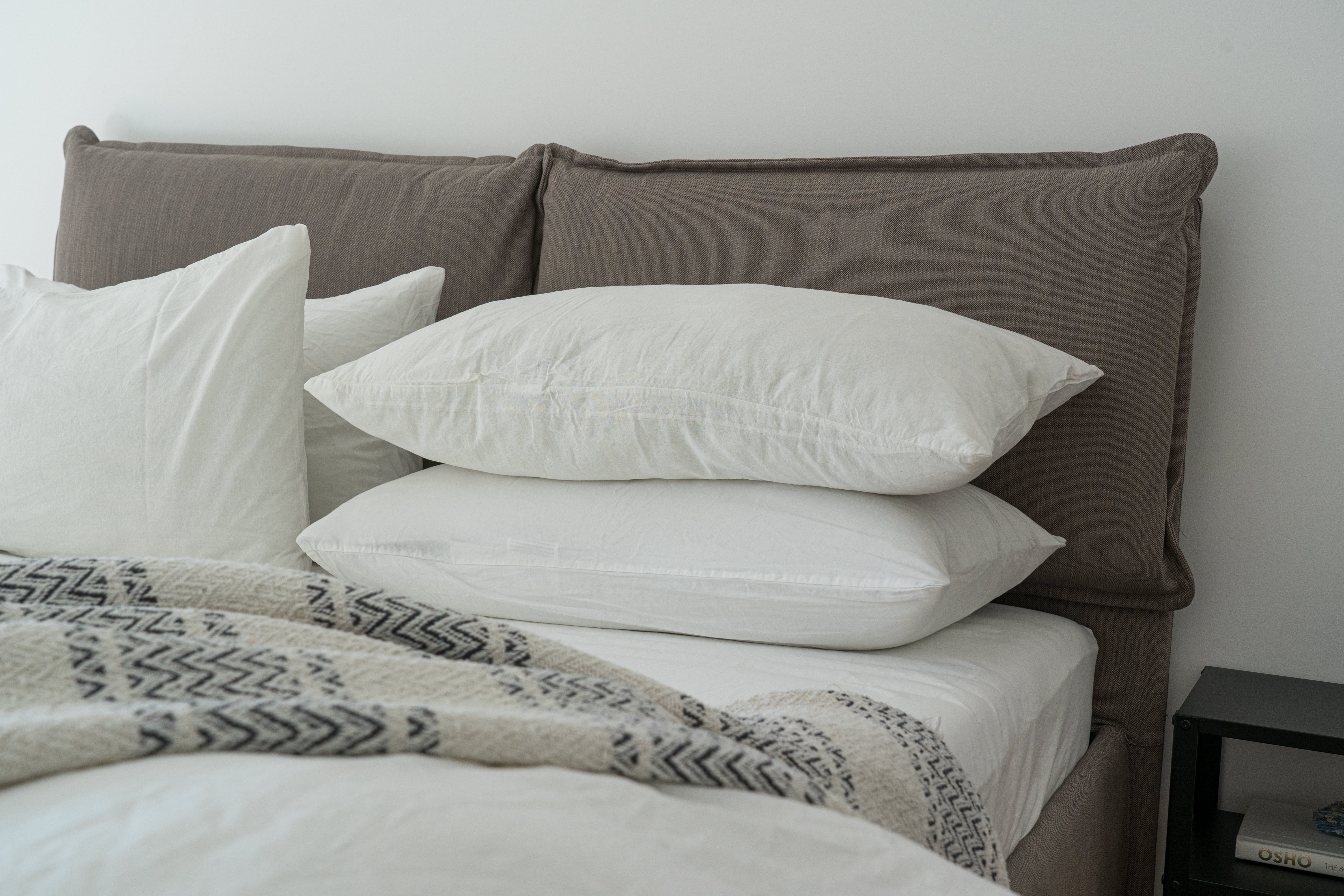 A mattress with pillows and a blanket | Source: Pexels
