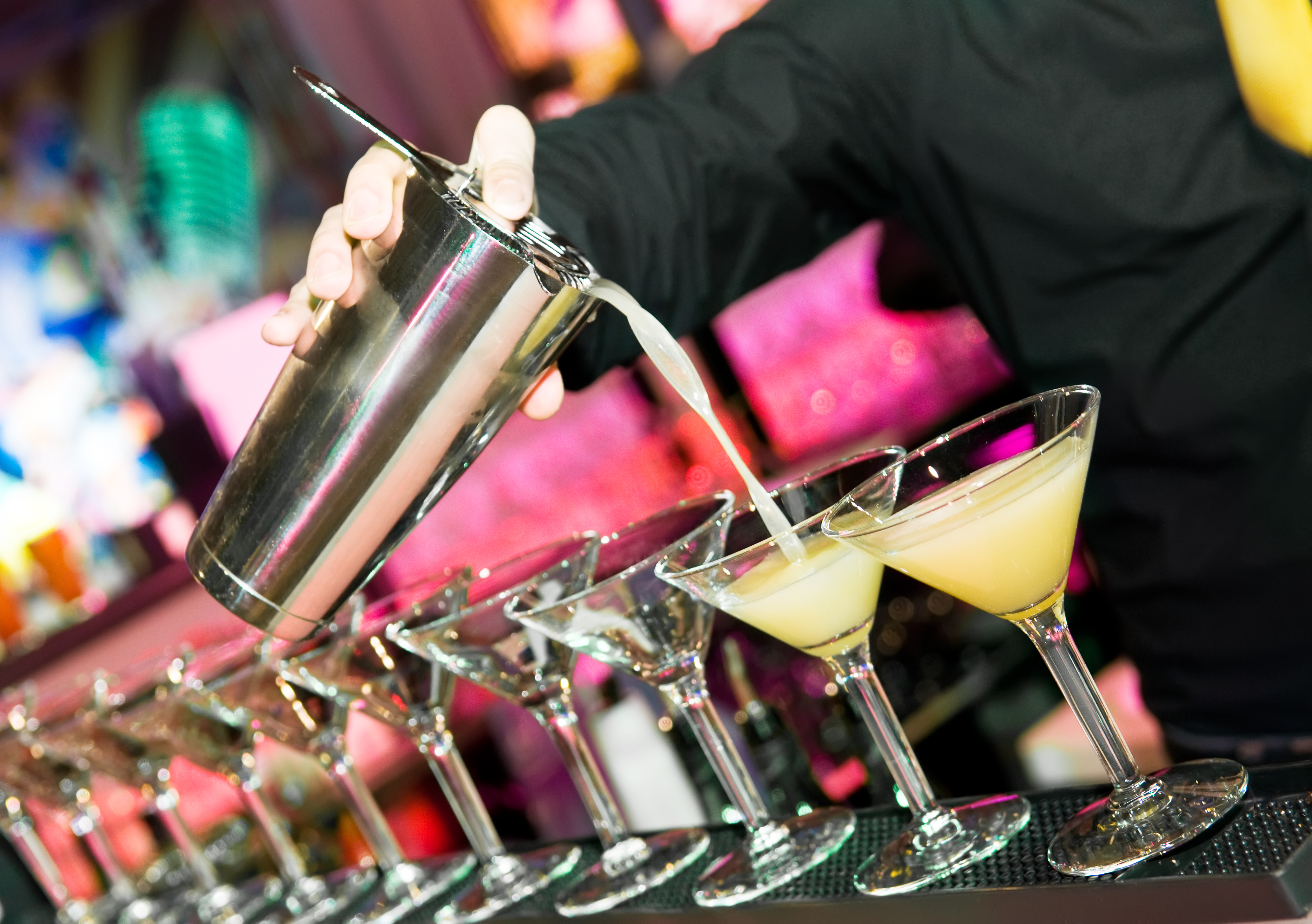 A bartender pouring drinks | Source: Shutterstock