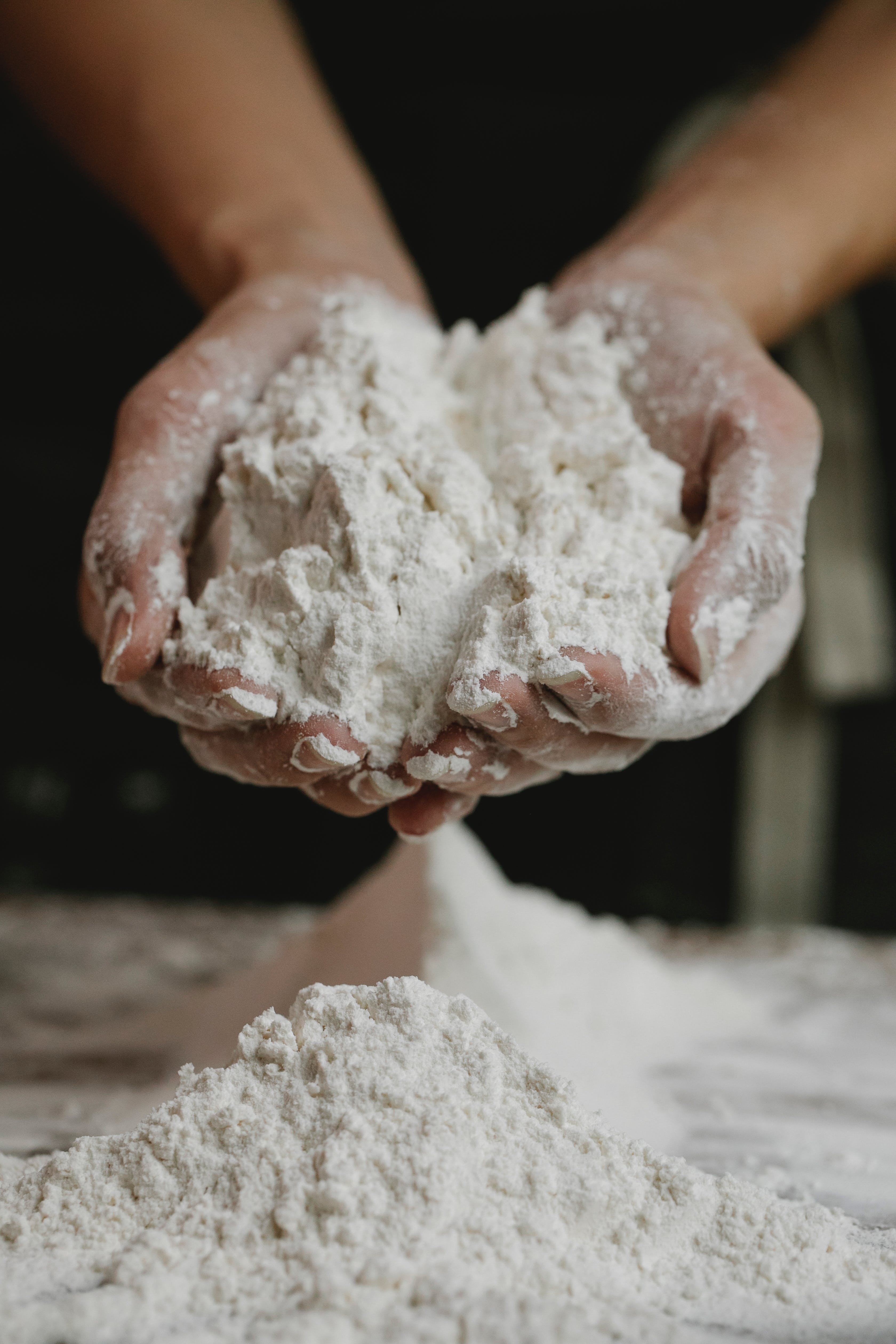 Combine cornstarch with baking soda to neutralize odors and leaving it for around an hour before vacuuming. | Source: Pexels
